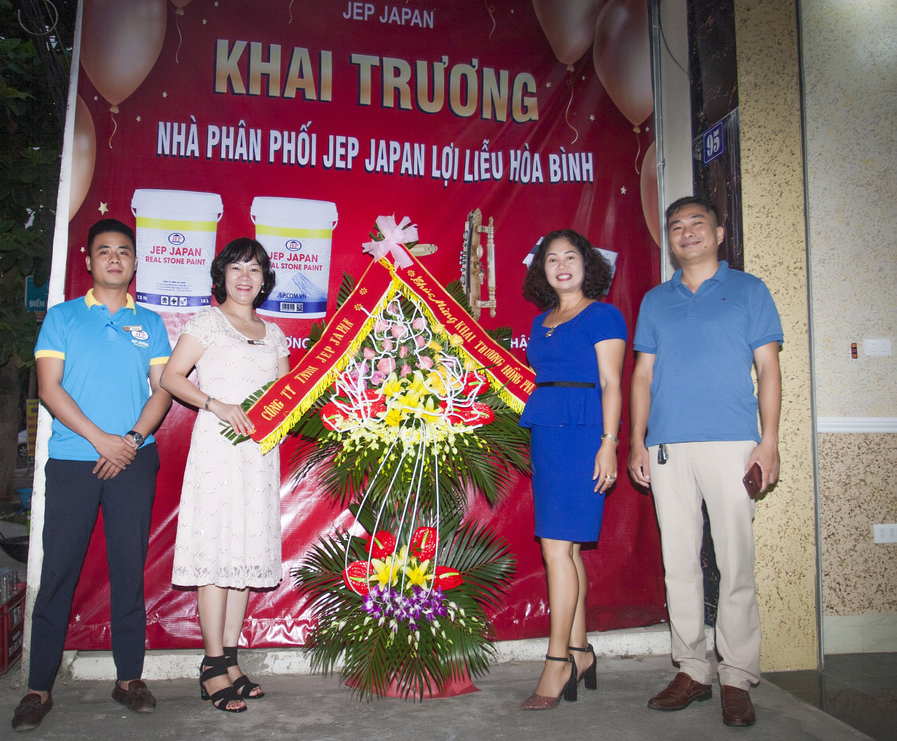 Tung bung khai truong Jep Loi Lieu Hoa Binh